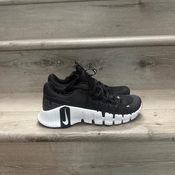 Nike Women’s Metcon 5 Training Shoes Black and White - Picture 3 of 7